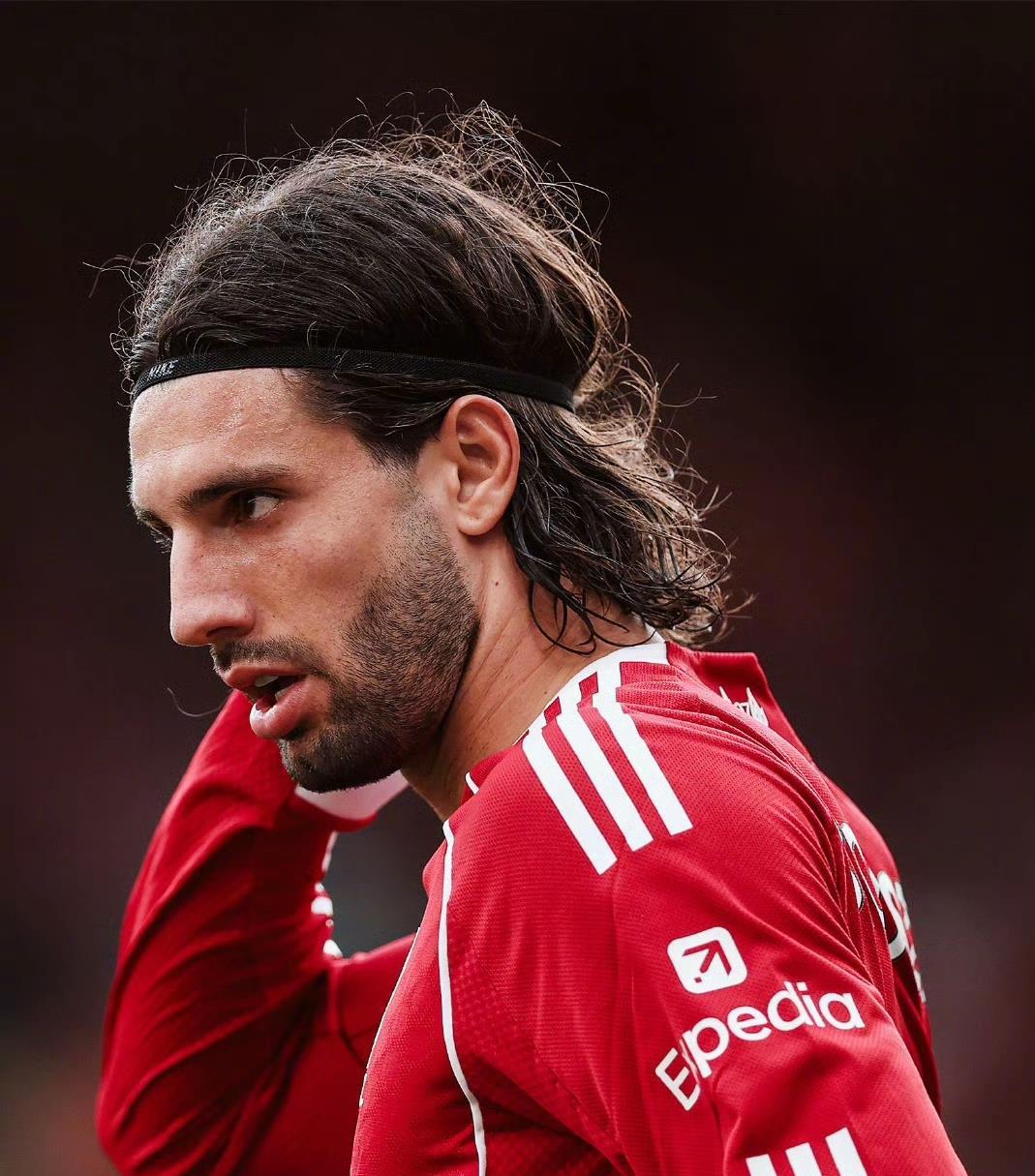 从皇家马德里围绕英超迎来里程碑到赛后利物浦备战德国杯，风云突变新疆广汇转会期手感冰凉的简单介绍